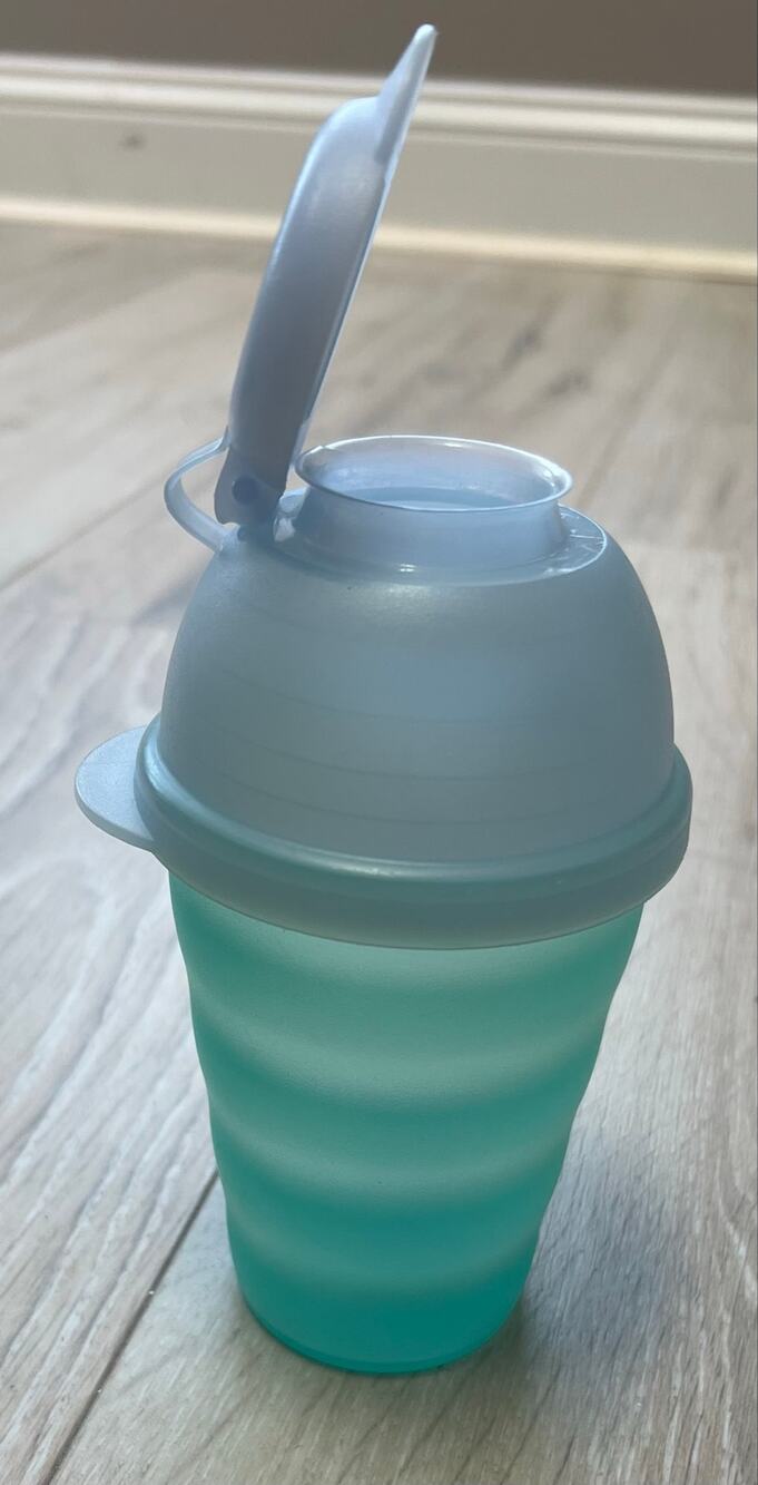 tle
Vintage Tupperware Impressions 11 Oz Mixer Shaker Aqua 3218 3522 Flip Lid